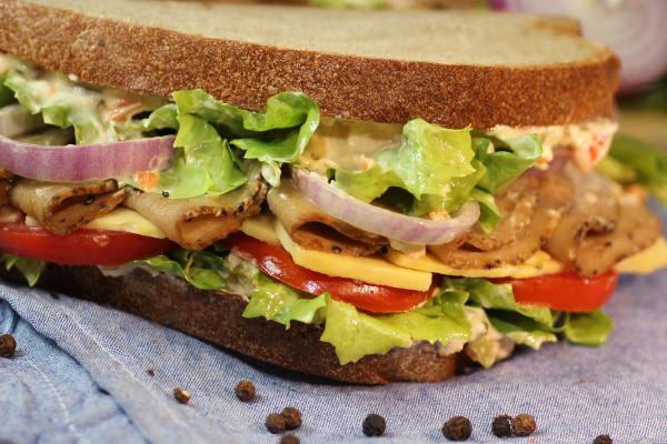 Sandwiches mit Vegusto
 Frisch und knackig schmeckt die hier vorgestellte Sandwichfüllung, welche den Vegi-Dip, Margarine und gartenfrischeZutaten kombiniert. Herzstück des gefüllten Sandwiches ist der würzige Vegi-Aufschnitt, Vleika zusammen mit dem No-Muh, Classic.