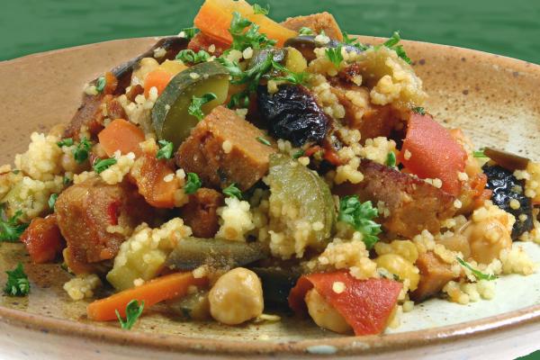 Gemüse-Couscous mit Vegi-Burger, Mexican
 Dieses Couscous Rezept ist eine nordafrikanische Spezialität. Kombiniert mit dem Vegi-Burger, Mexican präsentieren wir hier eine überaus schmackhafte kulinarische Entdeckungsreise!