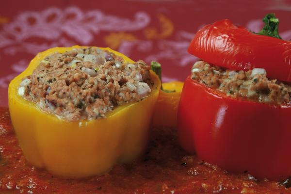 Gefüllte Paprikaschoten mit Vegusto
 Die gefüllten Paprikaschoten an einer würzigen Tomatensauce schmecken fruchtig und sehen auch toll aus.
Eine farbenfrohe und appetitliche Abwechslung.