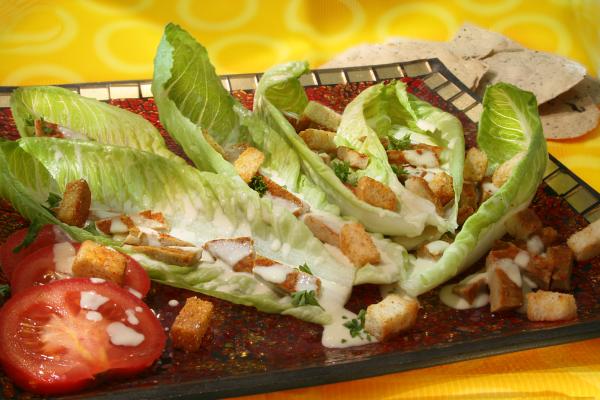 Veganer Caesar-Salat mit Vegi-Schnitzel, Paprika