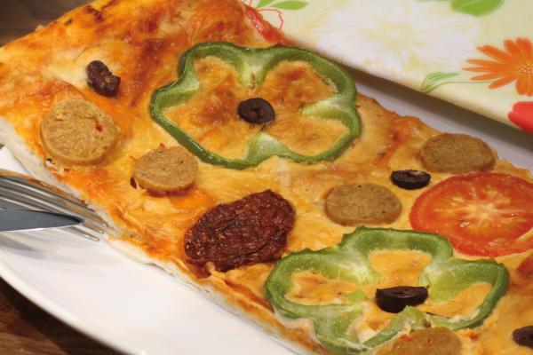 Hausgemachte Pizza mit Vegusto