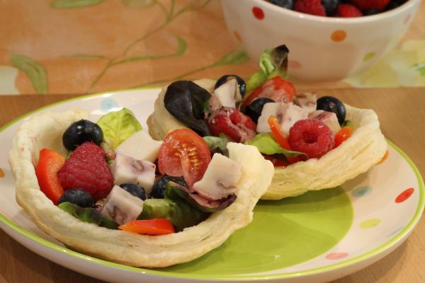 Blätterteig-Salatkörbchen mit No-Muh, Walnüsse\r\n <p>Suchen Sie einen sommerlichen Snack für Gäste? Dann empfehlen wir Ihnen diese Salatkörbchen im Blätterteig. Ein Genuss, dem Ihre Gäste bestimmt nicht widerstehen können.</p>