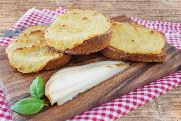 Gebackene Schnitten mit No-Muh, Rac und No-Muh, Melty
 Käseschnitten sind ein Schweizer Klassiker. Die rein pflanzliche Variation davon ist leicht zuzubereiten, macht wenig Arbeit und schmeckt einfach nur köstlich!