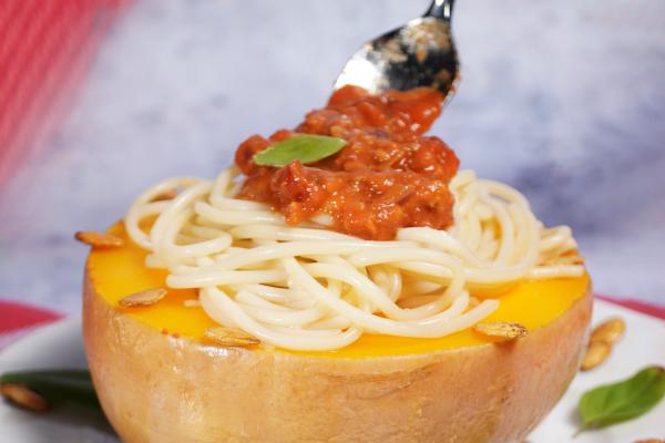Spaghetti-Ofenkürbis mit Tomatensugo und Erbsenhack
