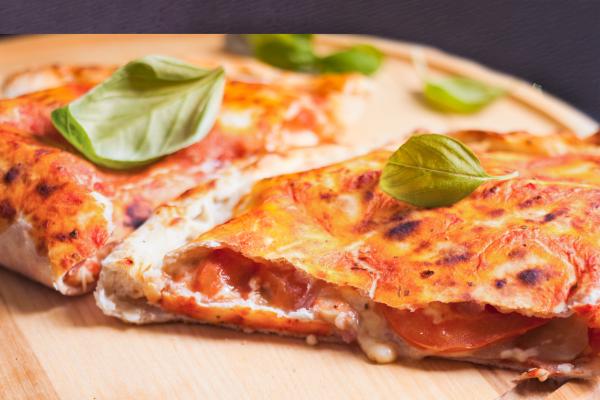 Pizza Calzone mit No Muh, Pizza-Sauce und Melty\r\n <p>Anders als alle anderen Pizzen wird die Calzone nach dem Belegen zusammengeklappt, sodass ein Halbmond entsteht. Ein Rezept, das alle glücklich und satt macht.</p>