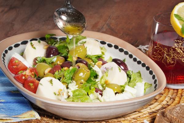 Geniessersalat mit Oliven und No Muh, Melty\r\n <p>Nicht nur Feinschmecker schätzen die Früchte des Ölbaumes auf Pizzas, in Pasta oder in einem wohlschmeckenden Salat. Auch unser Körper erhält durch diese kleinen Kraftpakete Schutz und Vitalität.</p>